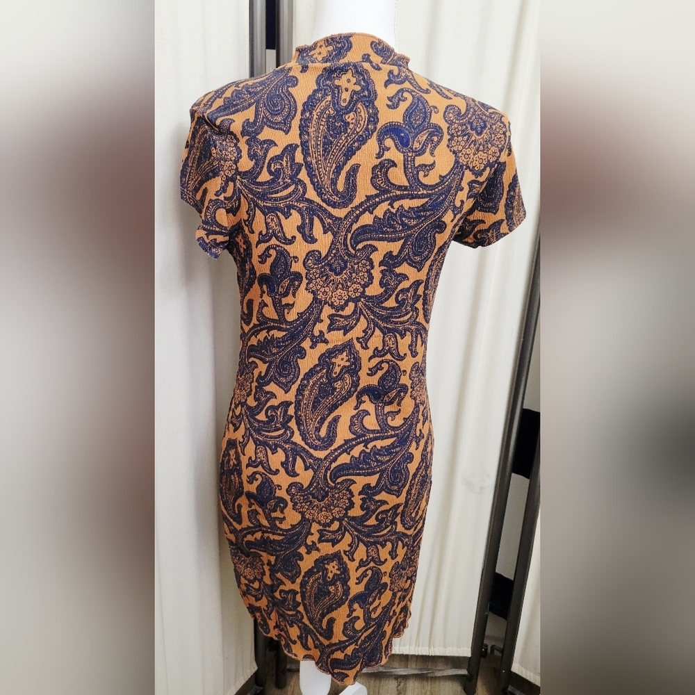 NWT Urban Outfitters Gold & Blue Paisley Print Shift Dress | Size Large - Picture 2 of 6